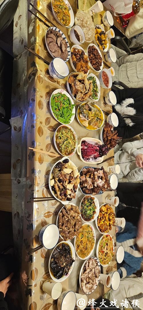 20多道菜全是邻里做的!这顿社区共享年夜饭,老人连夸“太丰盛” 20多道菜全是邻里做的!这顿社区共享年夜饭,老人连夸“太丰盛”