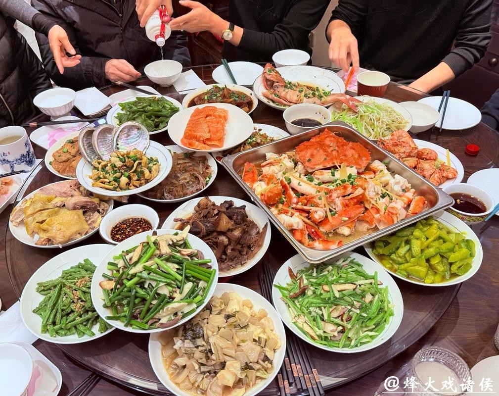 20多道菜全是邻里做的!这顿社区共享年夜饭,老人连夸“太丰盛” 20多道菜全是邻里做的!这顿社区共享年夜饭,老人连夸“太丰盛”