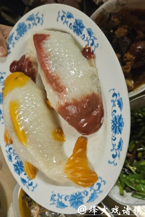 20多道菜全是邻里做的!这顿社区共享年夜饭,老人连夸“太丰盛” 20多道菜全是邻里做的!这顿社区共享年夜饭,老人连夸“太丰盛”